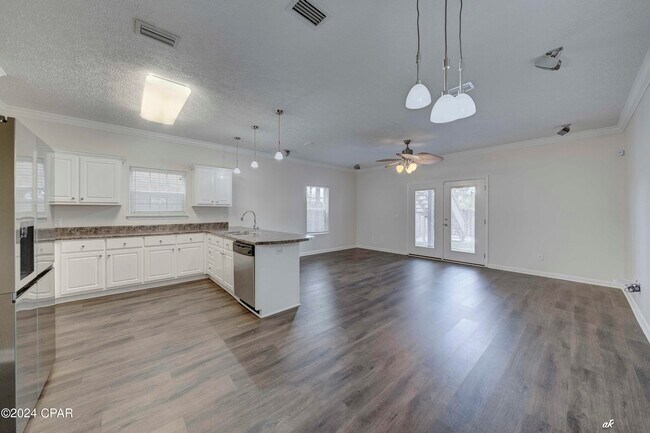 Building Photo - 6440 Summer Oak Dr