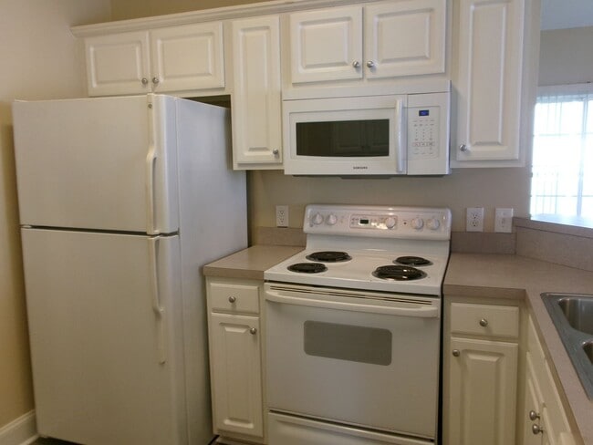 Building Photo - 3 bedroom, 2 bath condo in The Fountains