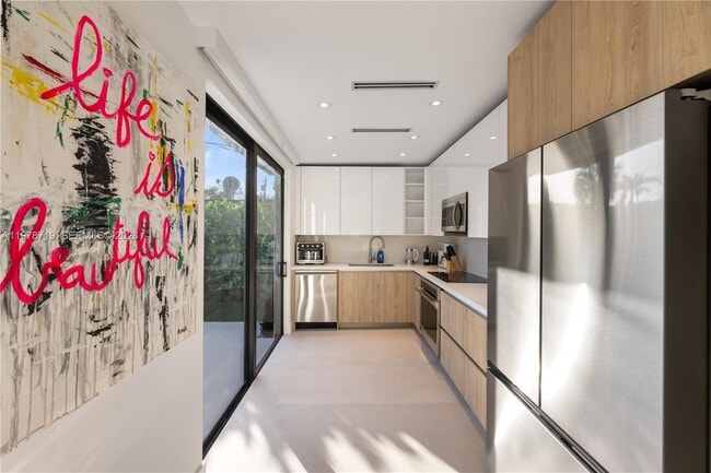 Building Photo - 900 W 47th Ct