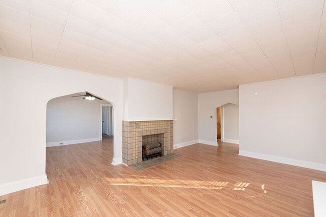 Building Photo - Beautifully updated Tudor style duplex. Upper unit. Large rooms. 2 balconies, private entry. Fenc...