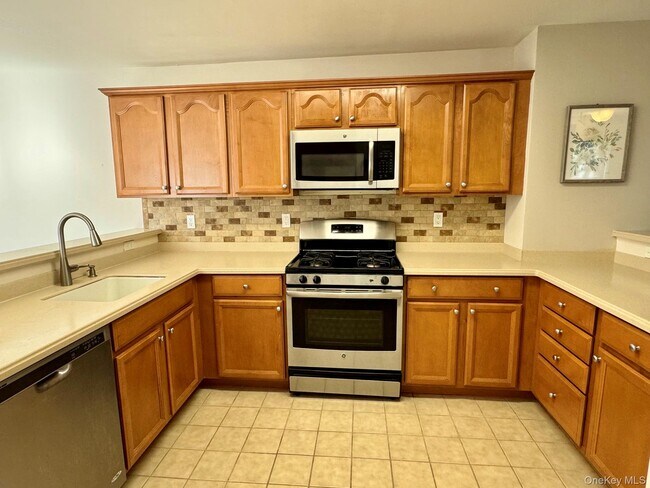 Building Photo - 25 Fairways Dr