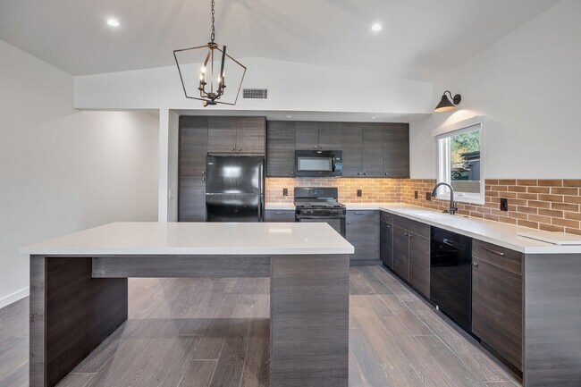 Building Photo - Newer Garfield District Duplex now available!