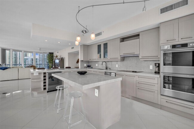 Building Photo - 333 Las Olas Way