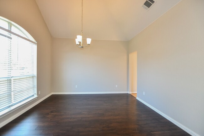 Building Photo - 911 Walters Dr