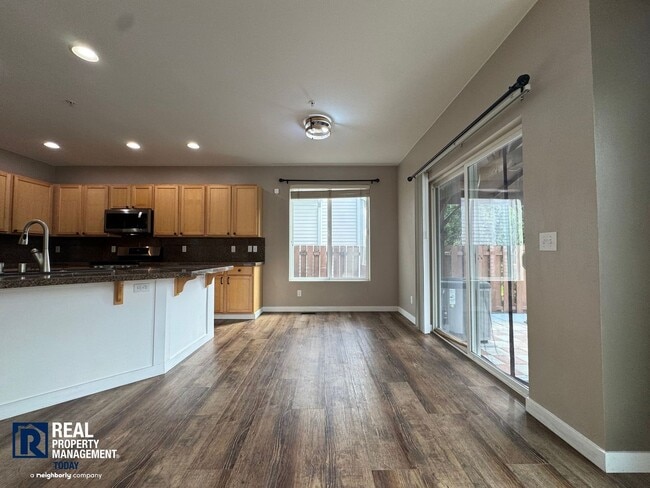 Building Photo - Spacious 5-Bedroom Home with 3-Car Garage & Fenced Yard in Kent!!