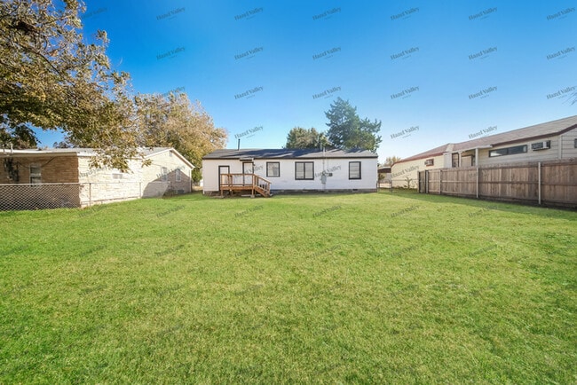 Building Photo - 1517 Oelke Dr