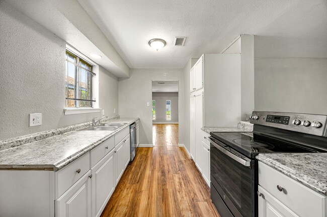 Building Photo - 5618 Briarwick Ln
