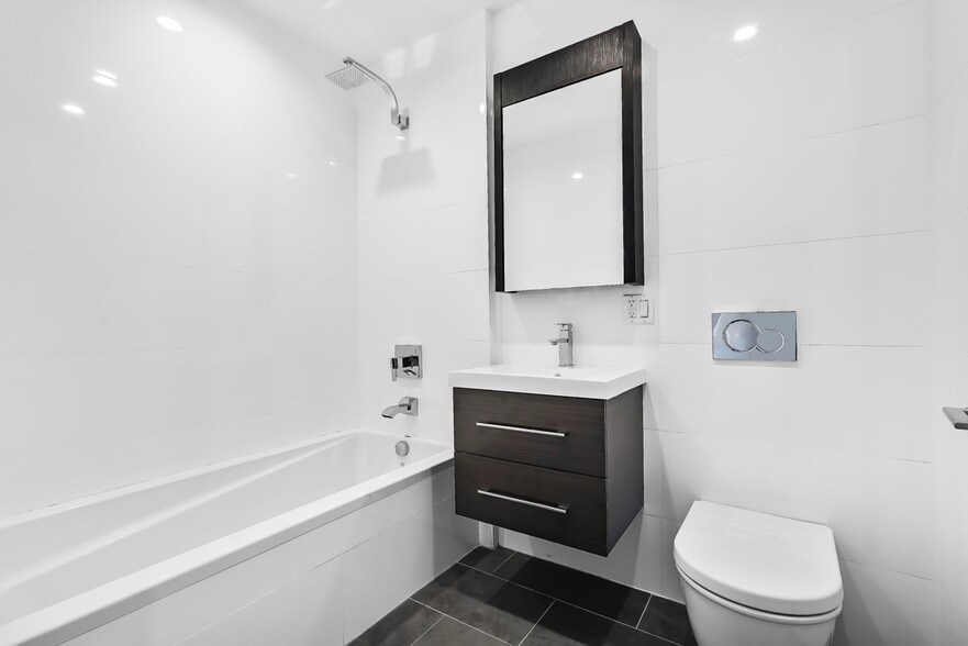 Building Photo - 695 6th Ave