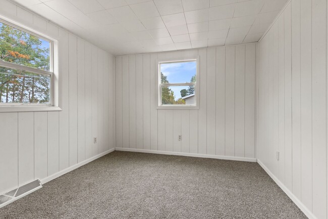 Building Photo - 2 Bedroom House