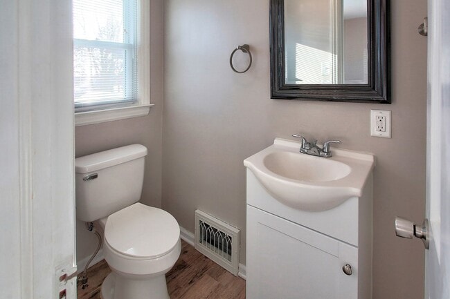 Building Photo - 3 Bedroom Home On Holland's North Side