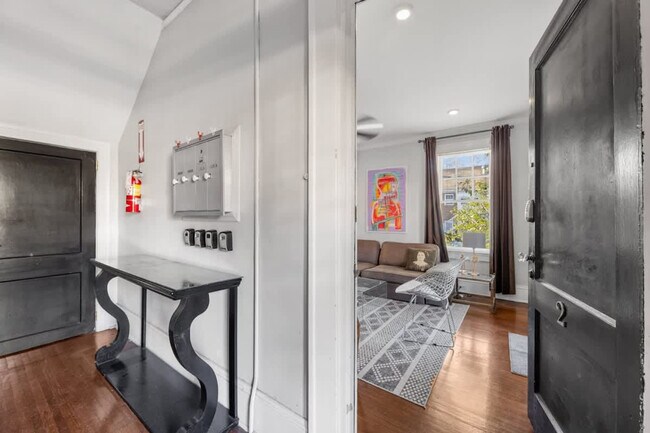 Building Photo - 536 Hawthorne Ln