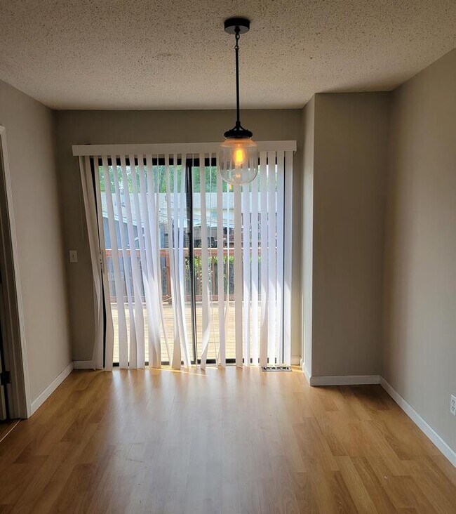 Building Photo - 3932 Silver Ridge Dr