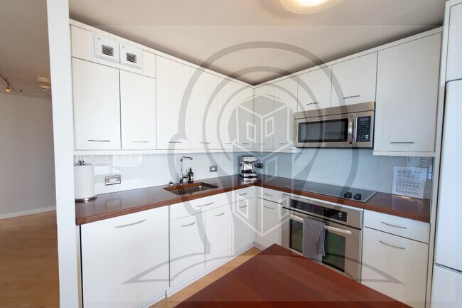 Building Photo - Stunning 46th Floor, 2 bedroom condo, right on the Chicago River