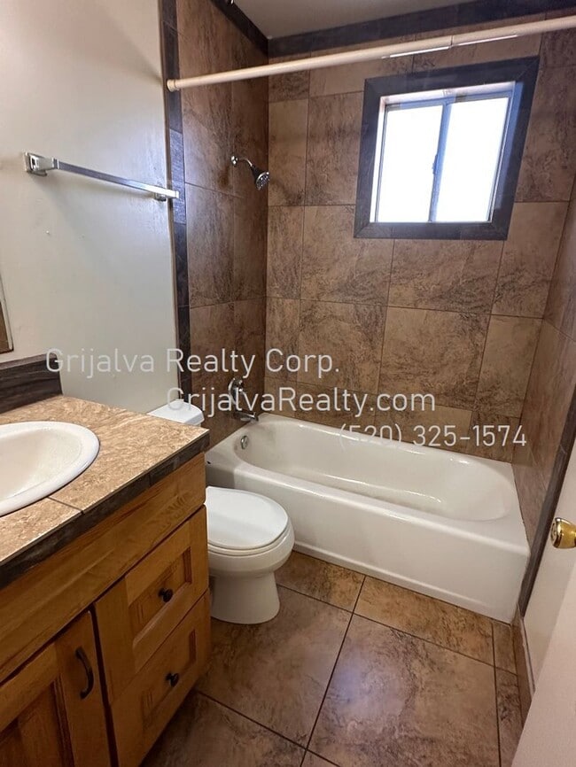 Building Photo - 3256 E Blacklidge Dr