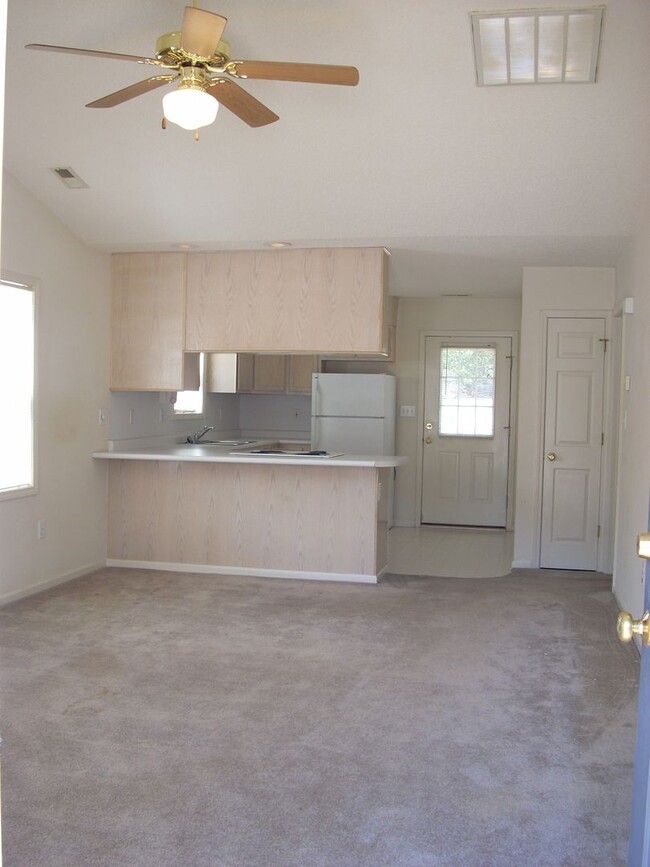 Building Photo - 924SF 2BR 2BA