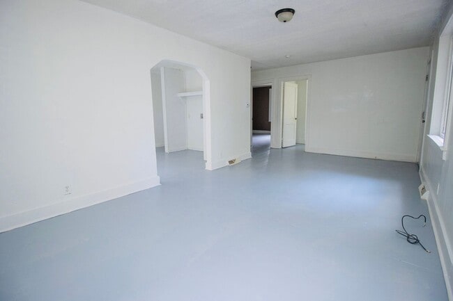 Building Photo - Charming 3 Bed, 1 Bath - Available Now!