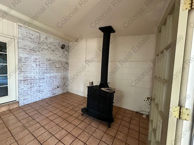 Building Photo - Spacious and unique 3 bedroom 2 and a half bath house on the golf course!