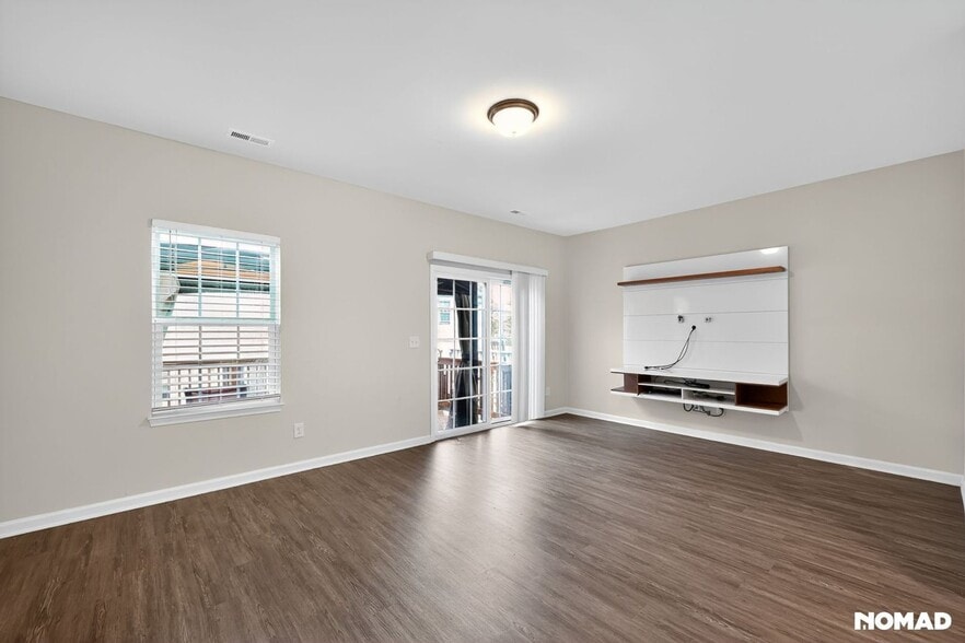 Building Photo - 305 Cross Country Way