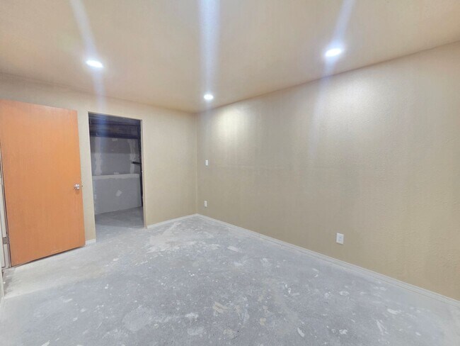 Building Photo - 407 E 8th Ave