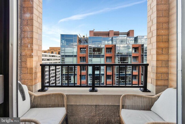 Building Photo - 1001 L St NW