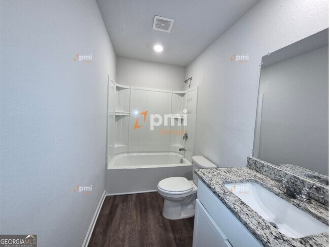 Building Photo - 3338 Bridgewood Dr
