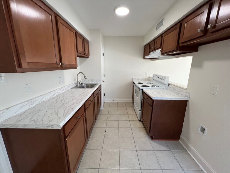 Building Photo - 1204 Cambridge Dr