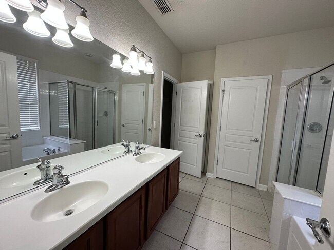 Building Photo - BEAUTIFUL SPACIOUS 3 BEDROOM 2  BATH SINGL...