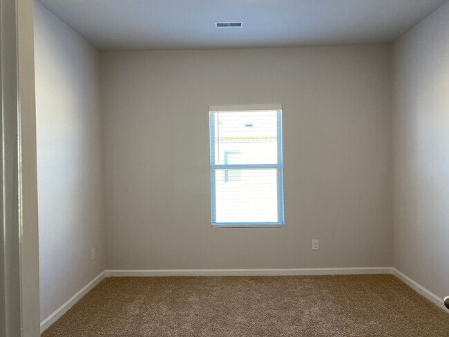 Building Photo - Four years old newer Four Bedroom in Meridianville