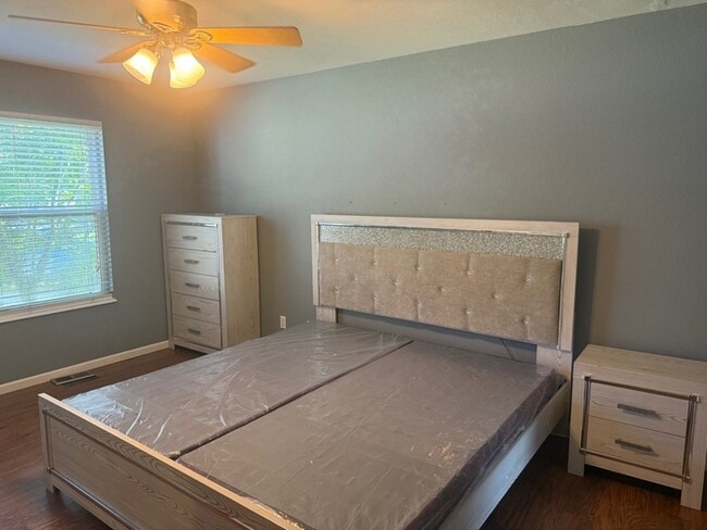 Building Photo - 4 bedroom 2.5 Bath 1.5 Story Home In Fox S...