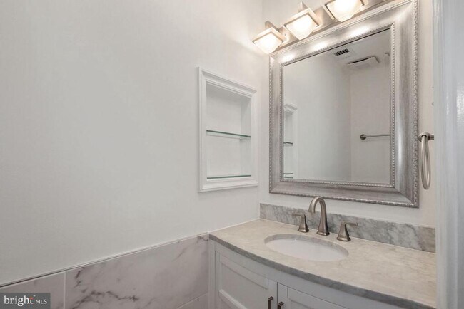 Building Photo - 5801 Linden Square Ct
