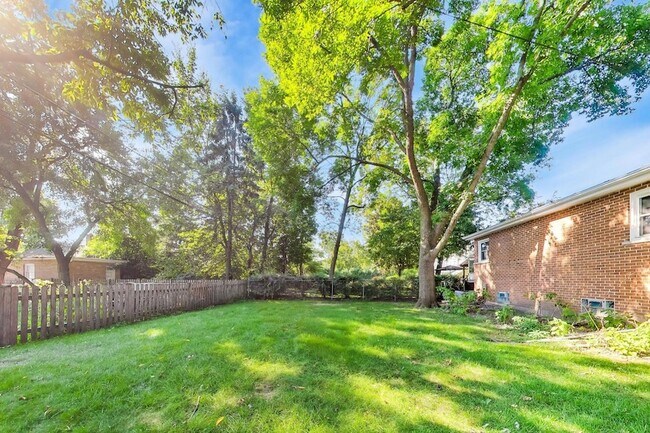 Building Photo - 539 S Evergreen Ave