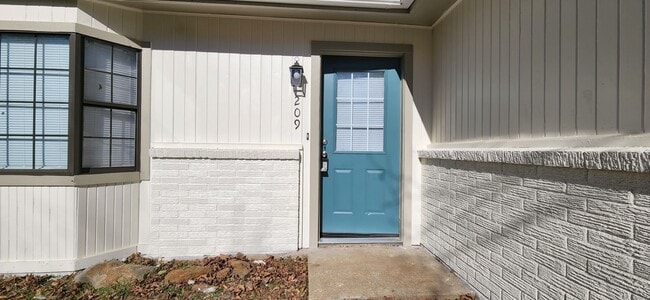 Building Photo - Completely Remodeled 3 Bed / 2 Bath Home 1,704 SF