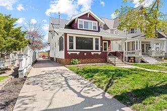 Building Photo - VIDEOTOUR: Gorgeous Victorian 4-bedroom home with Huge Garage! PETS WELCOME