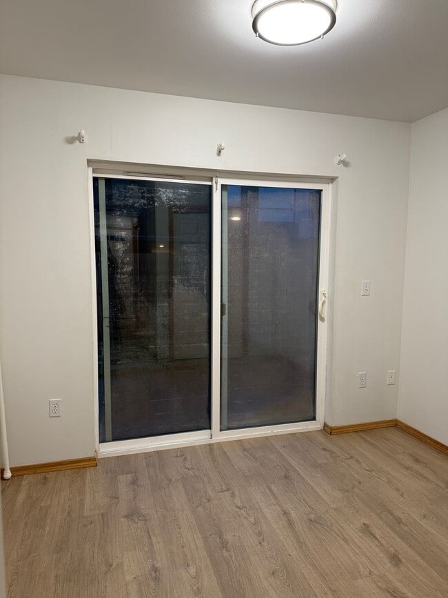 Building Photo - Updated 3 beds/ 2 bath townhome for rent!