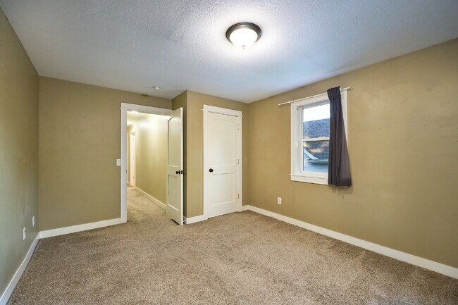 Building Photo - Charming 3-Bed Duplex in Minneapolis