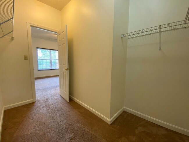 Building Photo - 3 bedroom, 2.5 bath spacious townhome