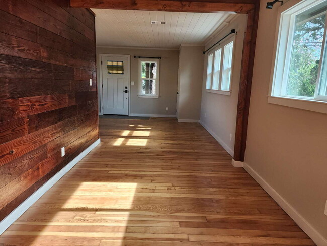 Building Photo - Cozy Craftsman style home!