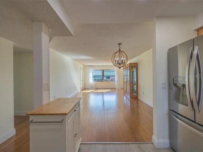 Building Photo - 4775 Cove Cir