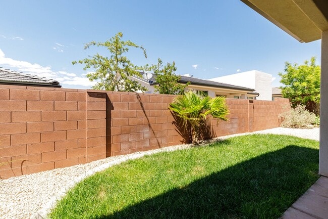 Building Photo - 3 bed plus office / 2.5 bath / 3 car Single Story with Community Pool!