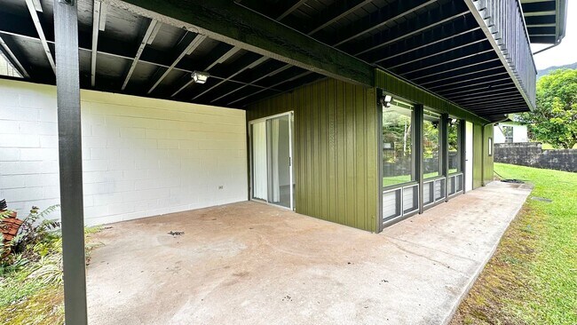 Building Photo - Spacious 3 BED/3 BATH Classic Maunawili Ho...