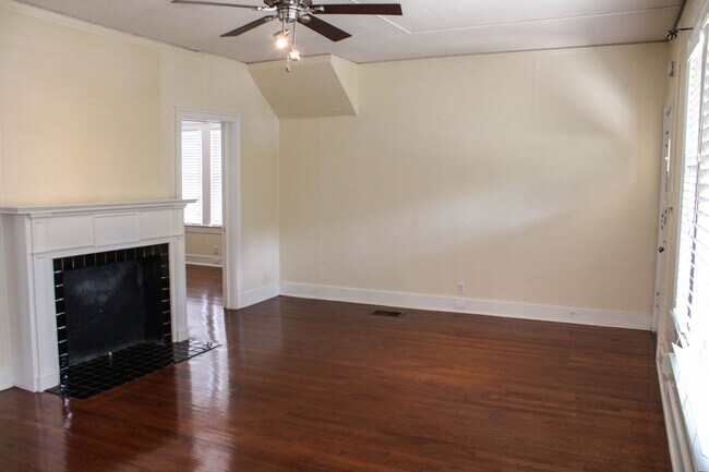 Building Photo - 2 BEDROOM - MONTE VISTA