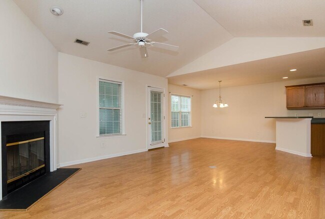 Building Photo - 7511 Old Oak Rd