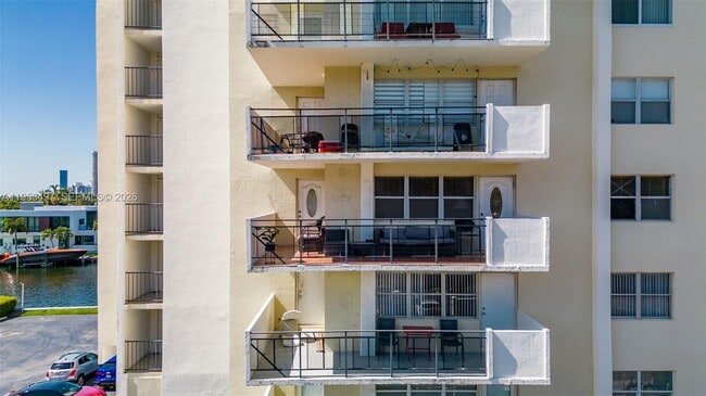 Building Photo - 401 Golden Isles Dr