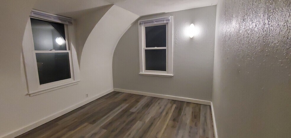 Building Photo - 376 S Pierson Ave