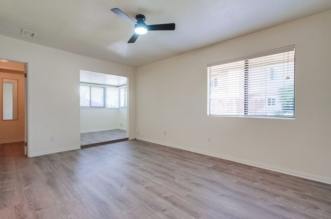 Building Photo - Downtown Vista Townhome, Available Now!