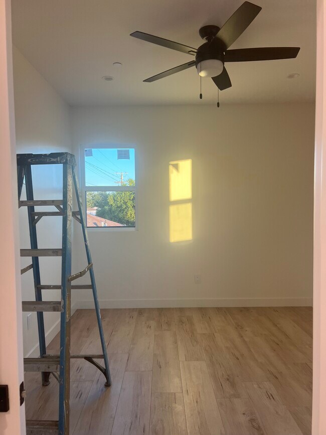 Building Photo - 7538 Cozycroft Ave