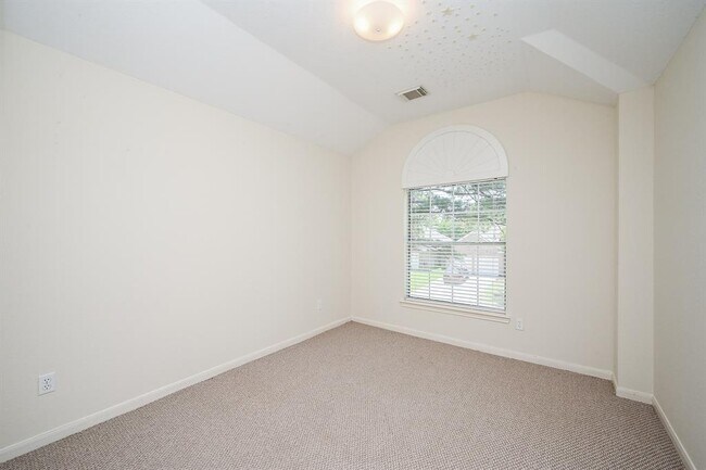 Building Photo - 18018 Somerset Knolls Ct