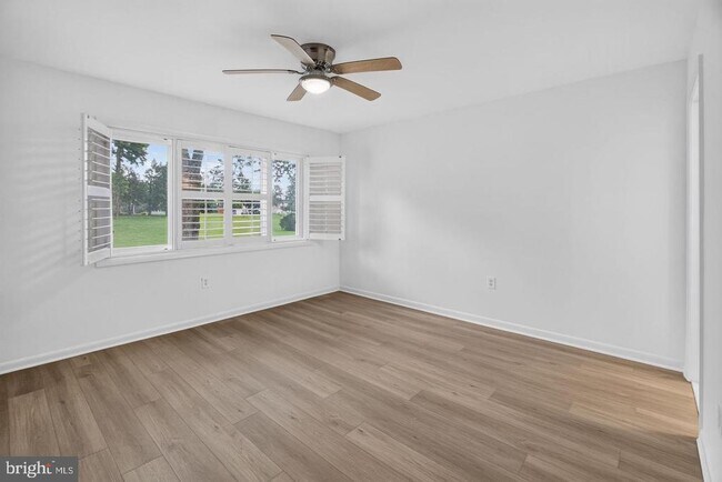 Building Photo - 7400 Lakeview Dr