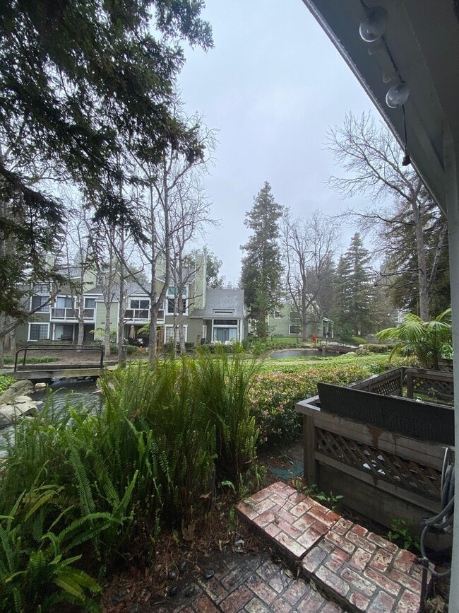 Building Photo - Two Bedroom Condo Close to Orange Circle