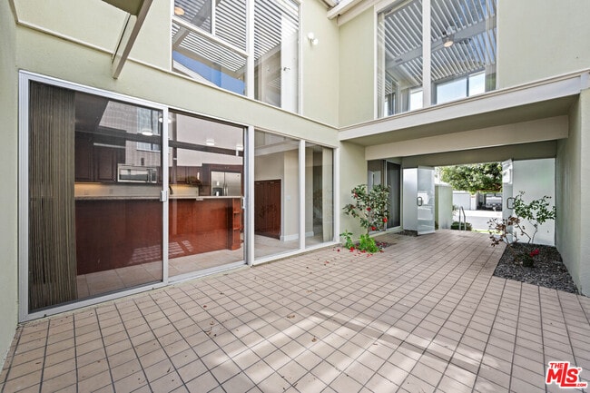 Building Photo - 4118 Del Mar Ave